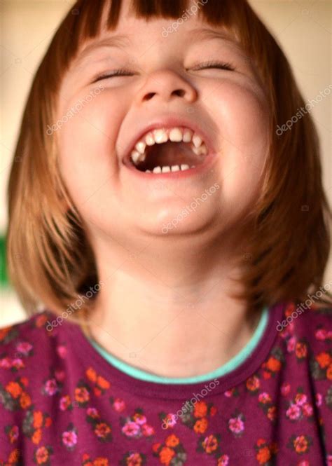Маленькая девочка смеющаяся стоковое фото ©muro 10968848