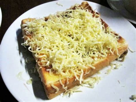 Siapkan wadah ukuran agak besar, lalu masukan semua bahan. Ini Cara Membuat Roti Bakar Dengan Toaster Mudah dan Praktis