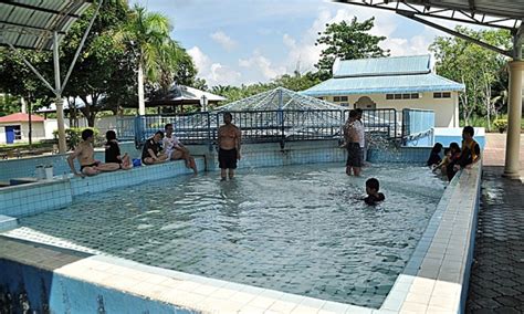 Sedikitnya terdapat empat kolam yang bisa digunakan pengunjung untuk. Pusat Rekreasi Kolam Air Panas Labis Di Johor Lokasi Mandi ...
