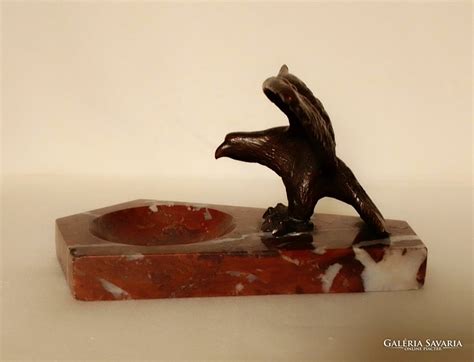 Régi antik bronz kitárt szárnyú turul madár vörös márvány asztali