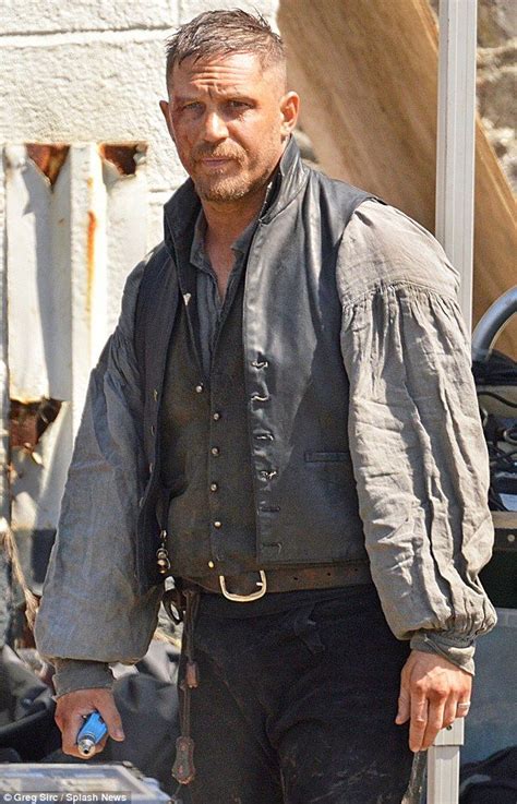 You see here different styles of tom hairstyles such as a combover, quiff, slicked back, spiky, venom movie style and etc. Pin on Tom Hardy: sul set di TABOO oggi 03/05/2016