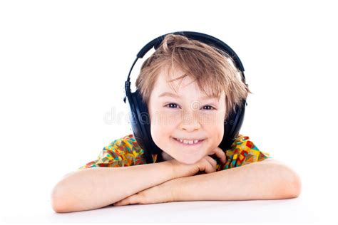 Retrato De Un Muchacho Joven Dulce Que Escucha La Música Foto De