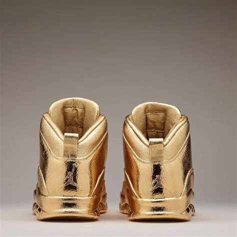 After all was said and done drake himself said the shoes weights around 100 pounds. Drake's solid 24K gold Nike Air Jordans