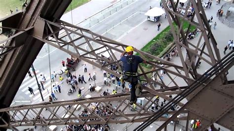 worker climbing the eiffel tower youtube