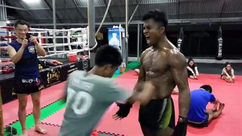 l entrainement de ce champion de boxe thaï est intense vidéo dailymotion