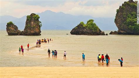 Many seaside locations in malaysia offer the calm tranquility of the scenic resort life. From Where I am.........Kuala Lumpur: Malaysia has 3 ...