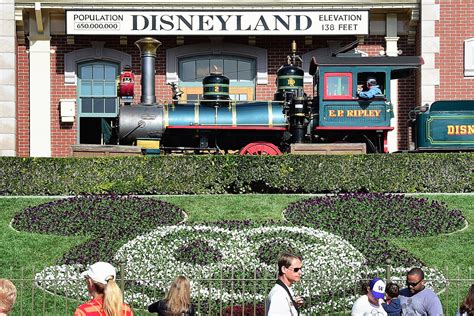 Disneyland Throwing 24 Hour Party In May To Celebrate 60th Anniversary