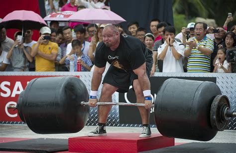Watch The Worlds Strongest Man Lift 975 Pounds For The Win