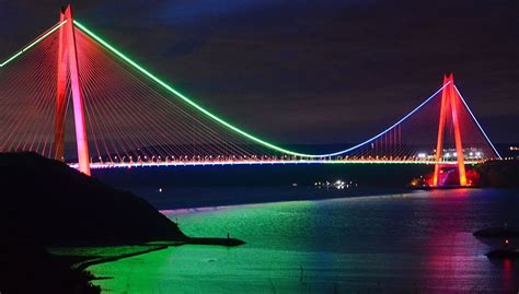 Bir sözlü kültür geleneği olan. İstanbul'un köprüleri Azerbaycan bayrağı renklerine ...