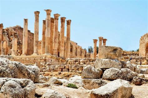 Amman'da bir toz bulutunun içine girebilir, wadi rum'da bir çölde olmanın ıssızlığını dibine kadar yaşayabilirsiniz. ÜRDÜN GEZİLECEK YERLER | Gezgin Çift