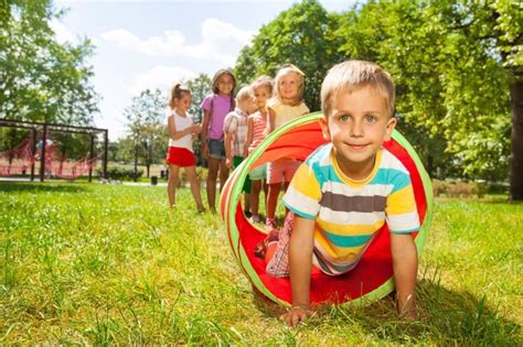 Planea juegos al aire libre que serán divertidos, sanos y educativos para tus hijos. El 20% de los niños no juega en la calle