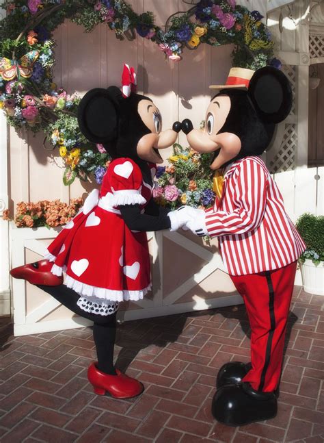 Disneyland Resort On Twitter Sending Hugs And Kisses From Disneyland