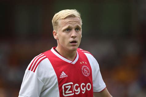 Tekad mereka untuk mendaratkan van de beek semakin bulat setelah si pemain juga diketahui tertarik pindah ke old trafford. Van de Beek baalt van bijrol bij Ajax | Europees Voetbal ...