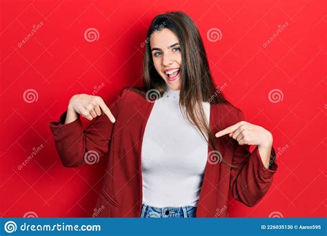 Jovem Adolescente Morena Usando Jaqueta Comercial Que Parece Confiante Com Sorriso Na Face
