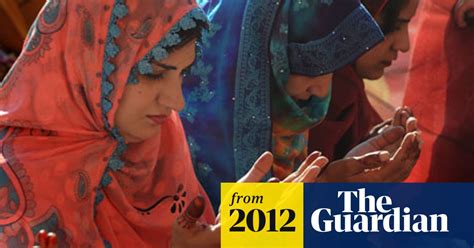 New Wave Of Well Off Pakistani Women Drawn To Conservative Islam Pakistan The Guardian