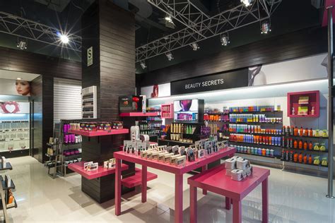 » Sally Beauty store by Droguett A&A, Lima - Peru