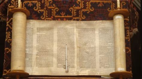 Kitab taurat itu sendiri memang diturunkan dalam bahasa ibrani. Pengertian Kitab, Suhuf, Dalil, Fungsi {Lengkap} - Duniapondok