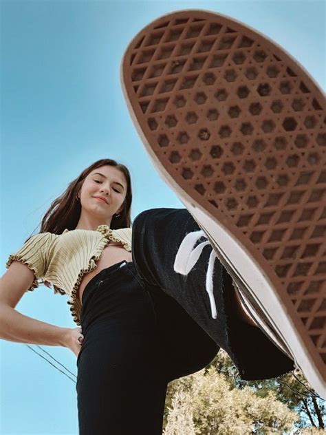 Pin By 𝐆𝐞𝐧𝐣𝐢•∘˙˚ On 𝐅𝐞𝐦𝐚𝐥𝐞𝐅𝐂 ♥︎ In 2022 Victory Pose Girl Senior Pictures Shoe Worship