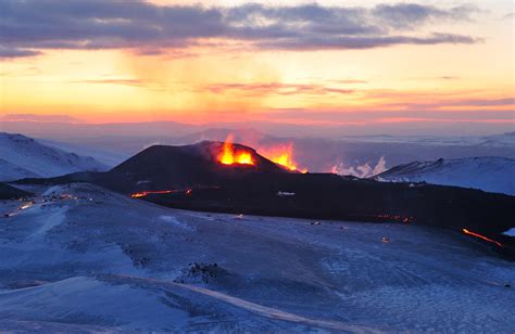 Le volcan eyjafjallajökull est l'un des nombreux volcans qui s'étend le long des en 2010, eyjafjallajökull est entré en éruption, provoquant une semaine de chaos et de perturbations dans l'espace aérien. Photo Gallery of Iceland's Eyjafjallajokull Volcano