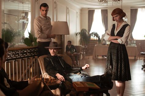 The queen's gambit is dedicated to iepe rubingh, the inventor of chess boxing, who died aged 45 in may this year of unknown causes. "The Queen's Gambit": l'histoire, la scénographie et le costumes impeccable de la serie Netflix
