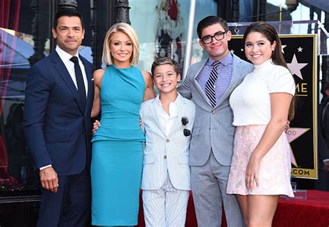 Kelly ripa just wants some love from her kids during these trying times. Kelly Ripa & Kids Recreate The Ultimate Throwback Of 17 ...