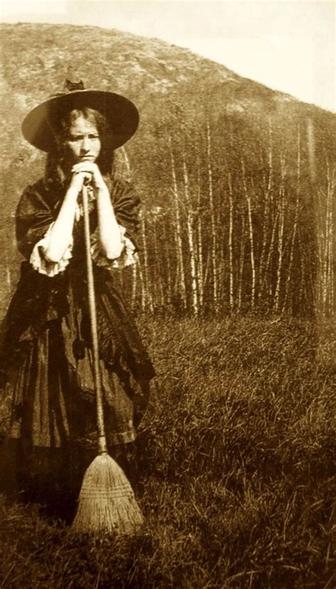 39 Interesting Photos That Capture Women In Witch Costumes From The Early 20th Century ~ Vintage