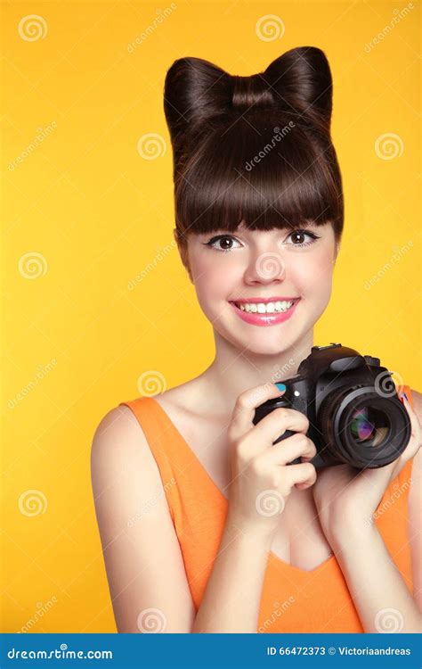 schönes lächelndes jugendlich mädchen das ein foto macht hübsches modell ist eine pr stockbild