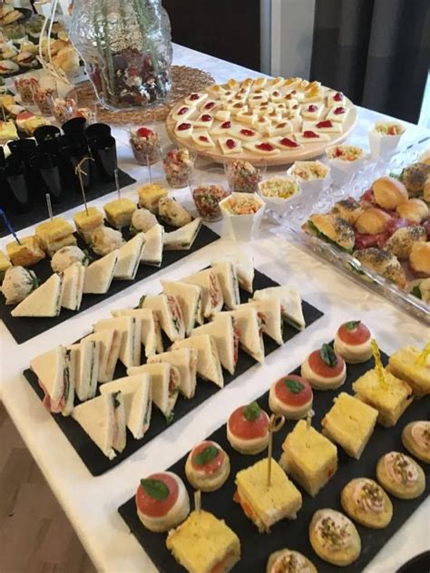 Siamo quasi a natale, ed ho voluto preparare questo antipasto sfizioso per il compleanno di flavia, una mia cara amica, dando una nuova vita alla classica polenta e rivisitando un po' l'idea del crostino/bruschetta. Pin su I miei buffet