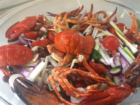 Se avete acquistato un astice vivo, legate le sue chele con degli elastici spessi, in modo che non vi possa pizzicare. Astice alla Catalana #asticecatalana #astice #lobster ...