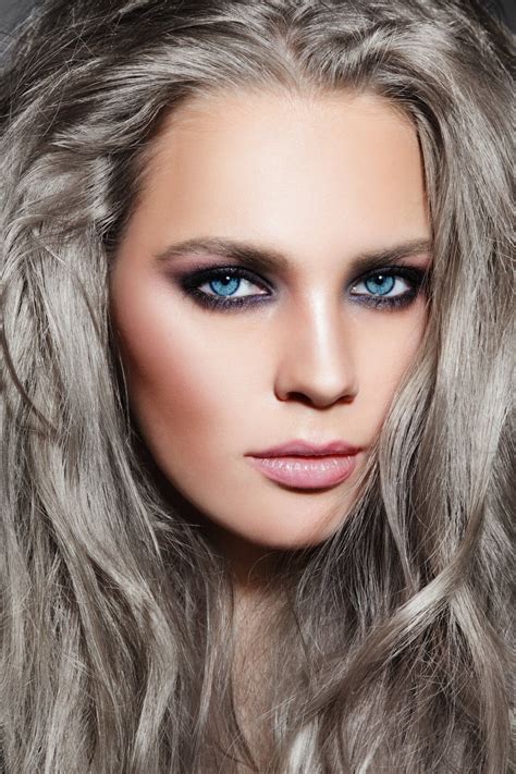 #silverhair, les cheveux gris ont le vent en poupe Short Black