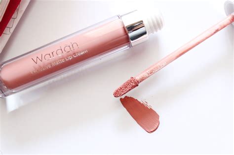 Dan tentunya, wardah exclusive matte lip cream ini punya warna yang aku inginkan. Review Wardah Exclusive Matte Lip Cream 03 See You Latte