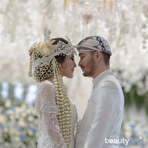 Check spelling or type a new query. Makna Kebaya dan Aksesoris di Pernikahan Adat Sunda