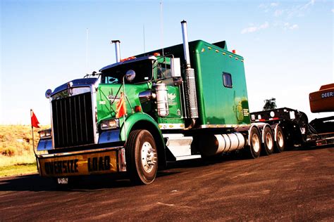 A Specialized Tri Drive Heavy Haul Kenworth W900 In Tow Flickr