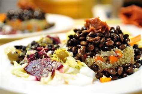 Aprende a hacerlo en casa con esta receta fácil. Ensalada de quinoa y soja negra con membrillo - COCINAR ...