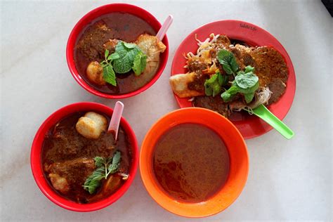 Locals call it ma ta liu curry mee famous for curry noodles with a side of roasted pork, char siew, prawns and chicken seated on top of a bed of blanched bean sprouts. Yee Fatt Curry Mee @ Jalan Kampar, Ipoh
