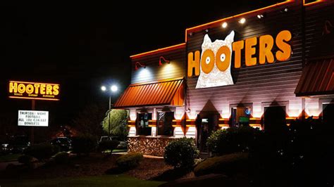 Hooters To Hire Male Servers At New Restaurant