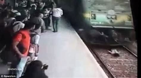 Woman Hit By Train In Mumbai Survives Daily Mail Online