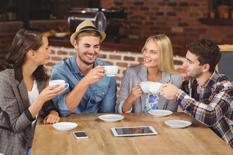 Amigos Sonrientes Tomando Café Cafetería Comunicación Hipsters