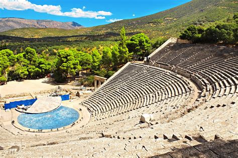 Βόρεια και ανατολικά συνορεύει με την ισπανία, ενώ νότια και δυτικά βρέχεται από τον ατλαντικό ωκεανό. Πορτο Χέλι- Ερμιόνη - GrecosTravel