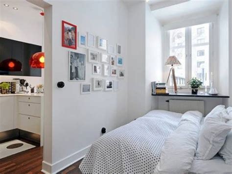 Чаще всего спальни в наших квартирах представляют собой комнату довольно скромного размера, которая к тому же еще выполняет функции гардеробной и кабинета. Дизайн интерьера маленькой спальни. Фотографии небольших ...