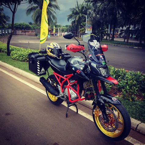 Modifikasi old vixion ini sangat inspiratif dan via balimotoblog.wordpress.com. Vixion modif touring: Vixion modif touring
