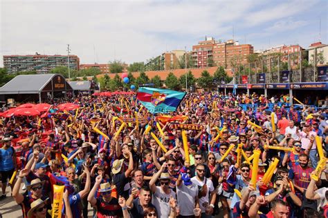 top atmosphere all day long at fc barcelona fan zone