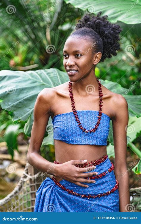 une fille africaine en tenue nationale dans la jungle verte photo stock image du dame jungle