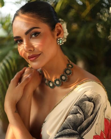 esha gupta in saree with skimpy blouse flaunted ample cleavage see latest hot photos