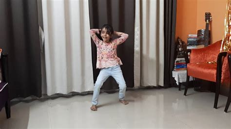 Cute 5 Year Old Girl Dancing With Thumkas Without Learning Any Dance
