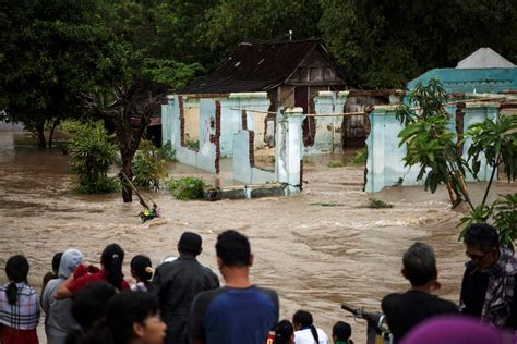 Indonesia Floods Landslides Kill At Least 43 In Central Java Rescue