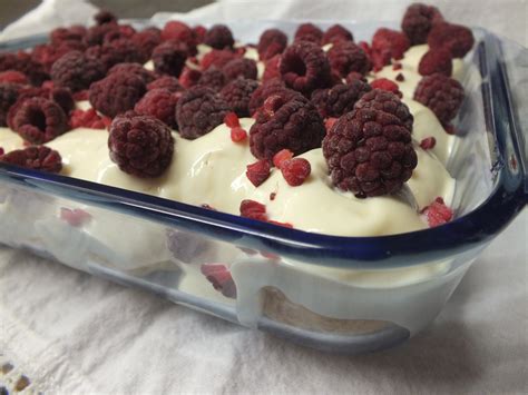Mini-Windbeutel mit Milchmädchen -Quarkcreme und Himbeeren Rezept mit
