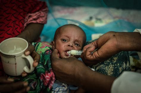 Al menos, uno de cada seis niños del áfrica subsahariana muere antes de haber cumplido los 5 años, principalmente por enfermedades fácilmente curables o que pueden prevenirse, como la malaria o la pulmonía. Hambre y sequía en el Cuerno de África | Save the Children