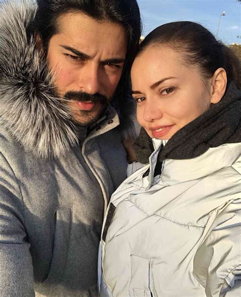 Esposa De Burak Özçivit Felicita Con Romántico Mensaje Al Actor Turco