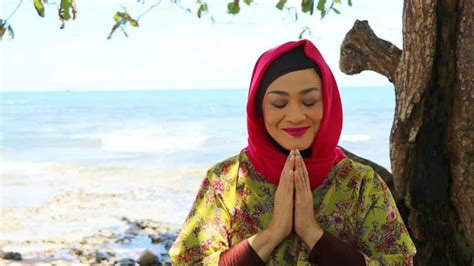 Profil Dewi Hughes Presenter Bali Bikin Takjub Soal Bobotnya Genpi